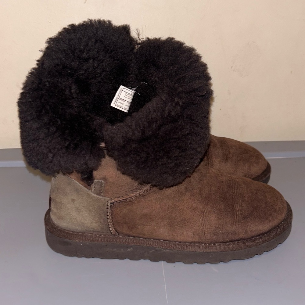 Ugg Classic Button Bailey 5803 Size 7 - image 5